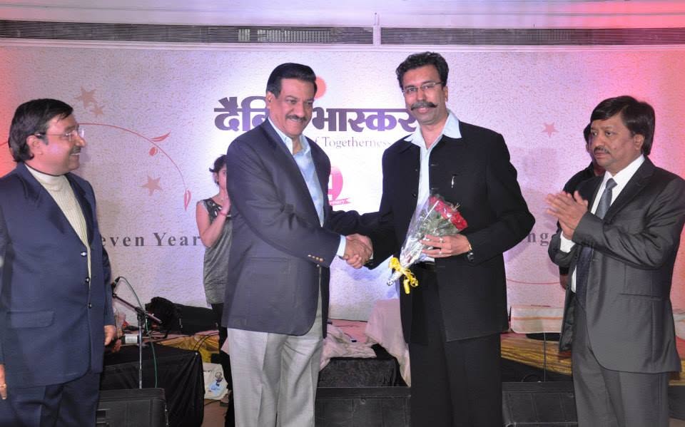 Dr. Sanjay Raghatate receiving recognition